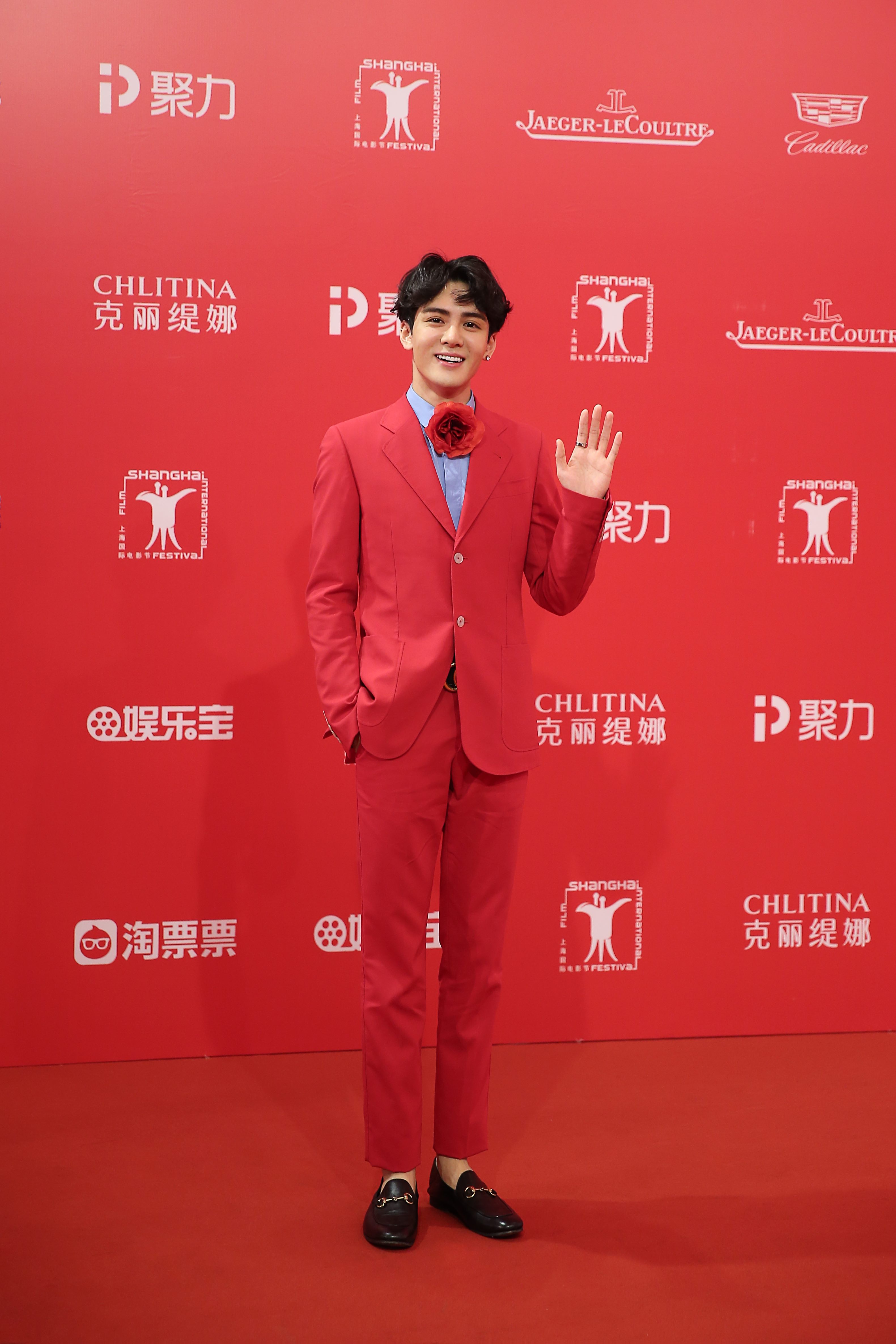 《失控》剧组压轴红毯 曾舜晞时尚红装惊艳亮相 - 新